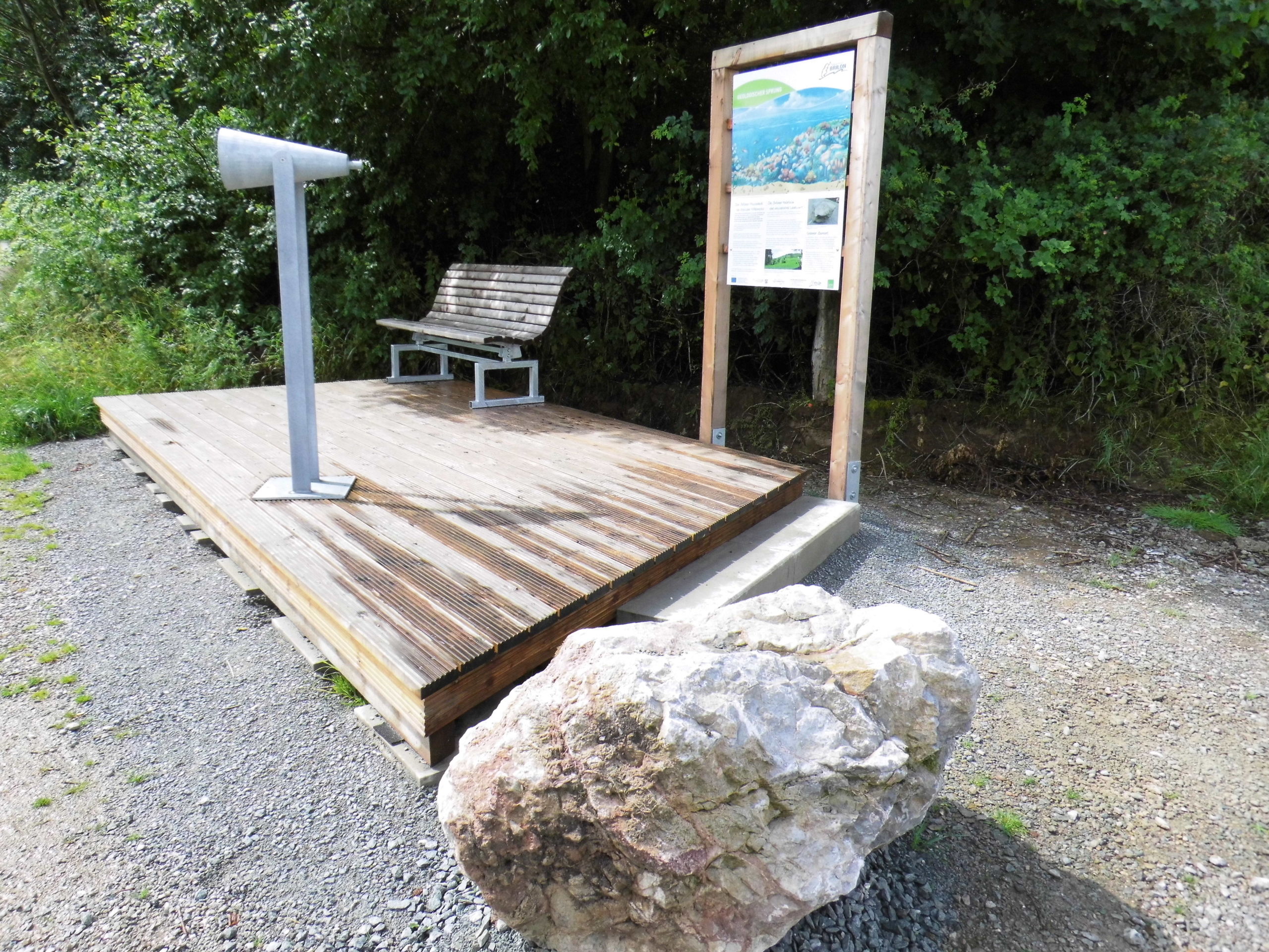 Der „Geologischer Sprung“ ist ein Rundweg, der interessante Ausblicke auf die Landschaft rund um den Bilstein, die Stadt Brilon sowie faszinierende Einblicke in die Geologie bietet.